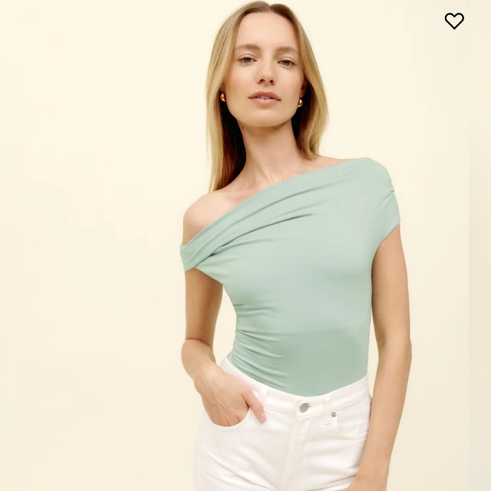 Reformation Sage Off-Shoulder Short Sleeve Tee (size: M)